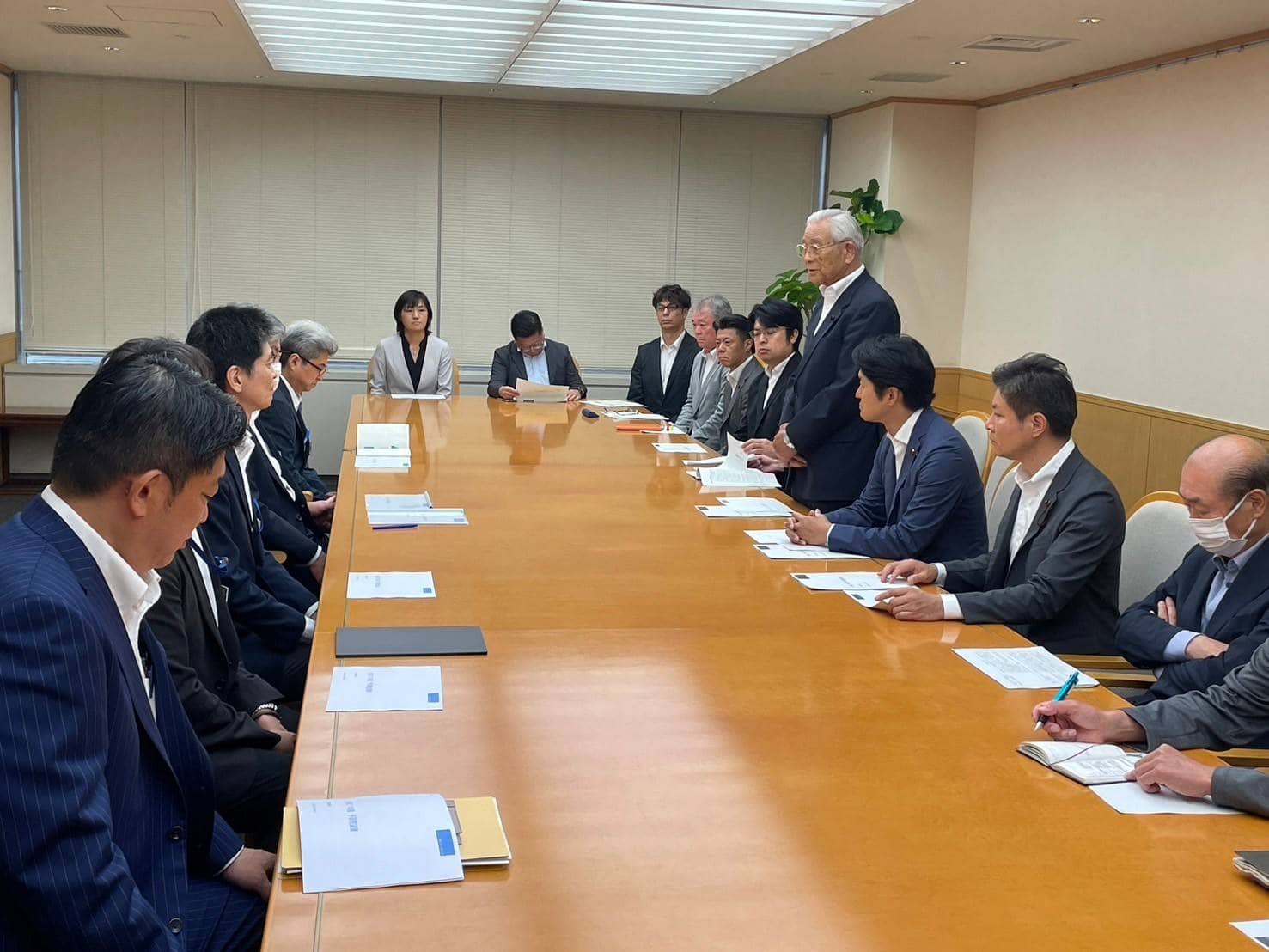 【板橋区議会】自民党議員団より板橋区長へ予算要望書と団要望を提出しました（近藤タカヒロ）