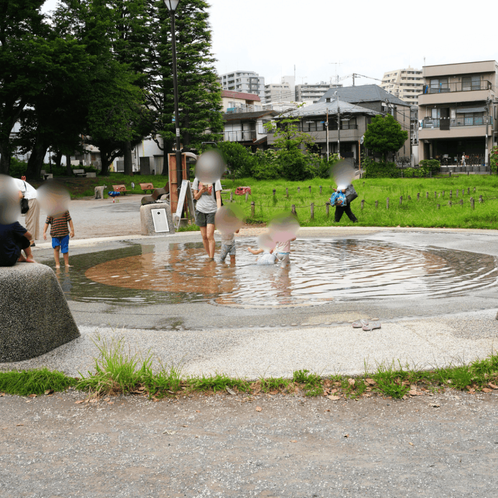 【子連れお出かけ・遊び場スポット】東板橋公園の「噴水広場」で涼しい水遊びができる(夏季限定)