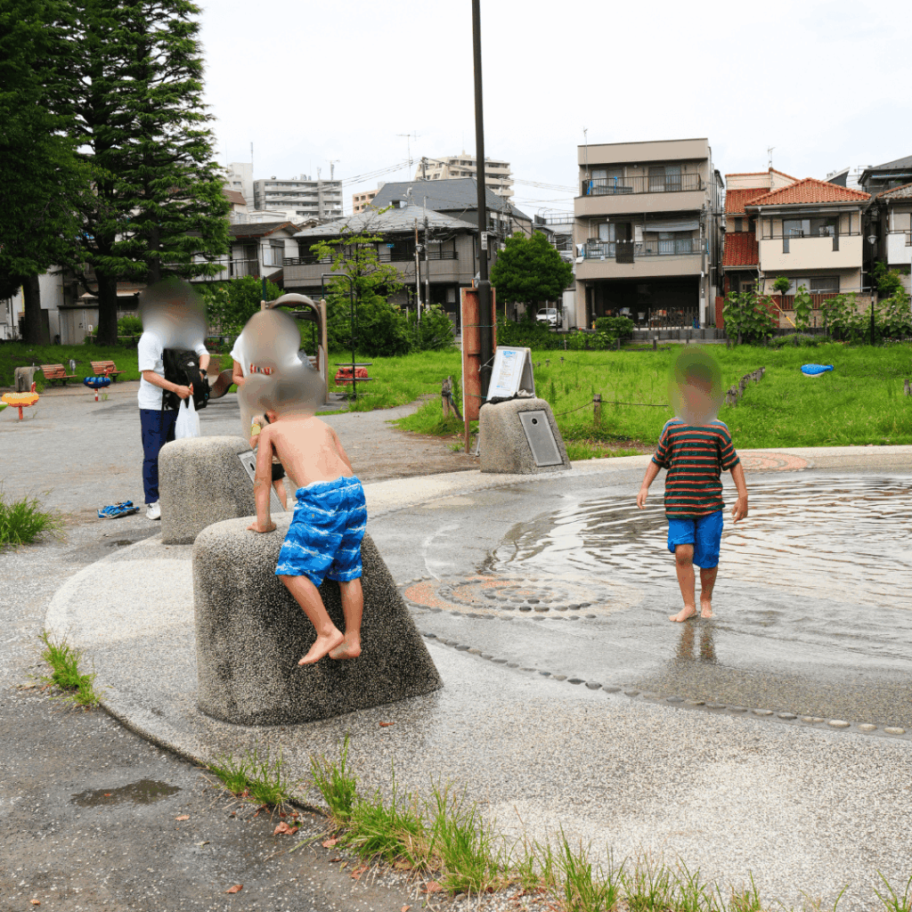 【子連れお出かけ・遊び場スポット】東板橋公園の「噴水広場」で涼しい水遊びができる(夏季限定)