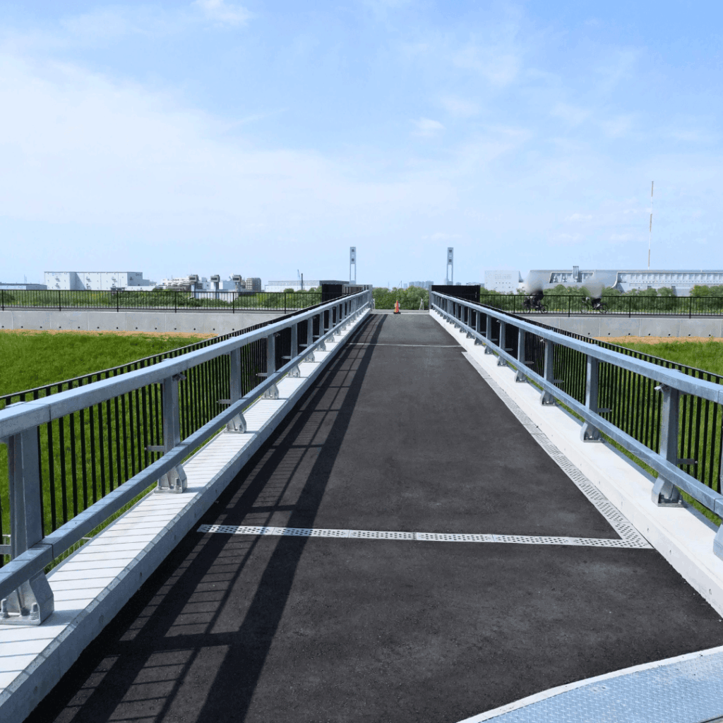 板橋区に新しい防災の橋が完成│荒川と新河岸陸上競技場をつなぐ「ITTA RIVER PARK BRIDGE」を歩いてきました（板橋区議会議員　近藤タカヒロ）