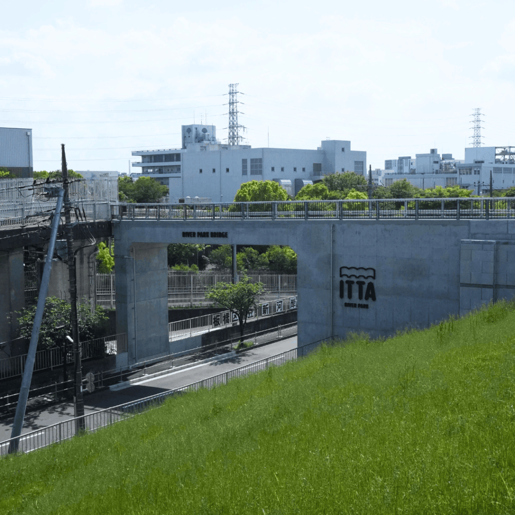 板橋区に新しい防災の橋が完成│荒川と新河岸陸上競技場をつなぐ「ITTA RIVER PARK BRIDGE」を歩いてきました（板橋区議会議員　近藤タカヒロ）